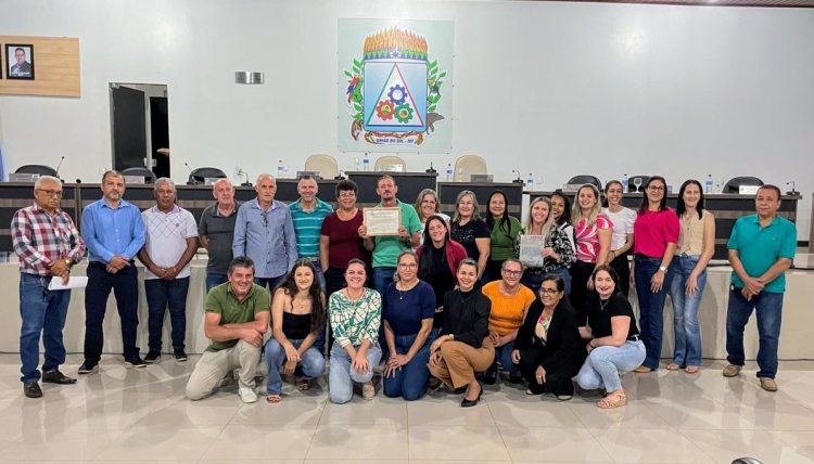 Profissionais da Escola Municipal Matilde Altenhofen são homenageados pela Câmara de vereadores. (Resumo da 12ª Sessão Ordinária)