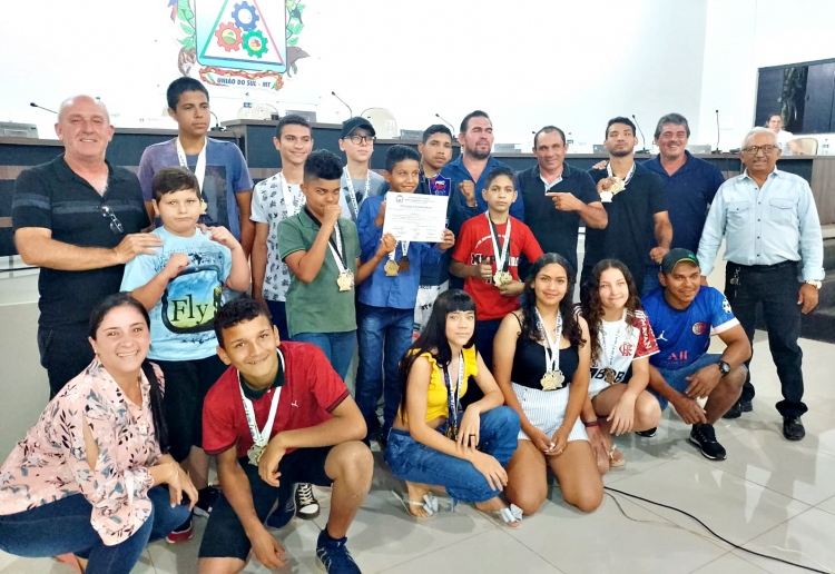 Sessão é marcada por homenagem a atletas de Muay Thai