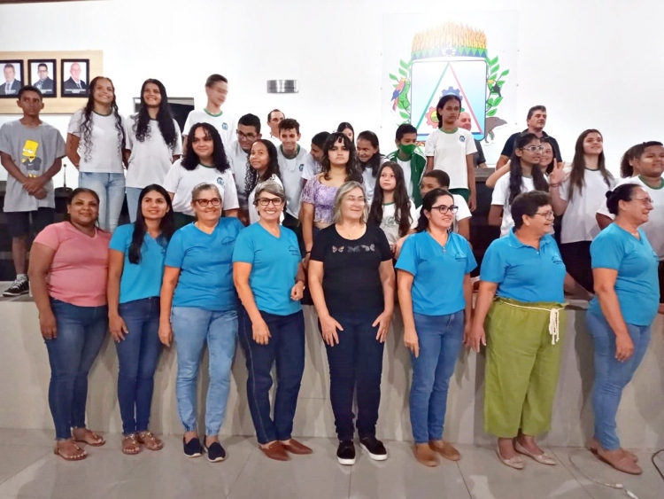 Alunos, pais e profissionais da Educação lotam Câmara na última Sessão do ano. Vereadores aprovam Orçamento Municipal para 2023