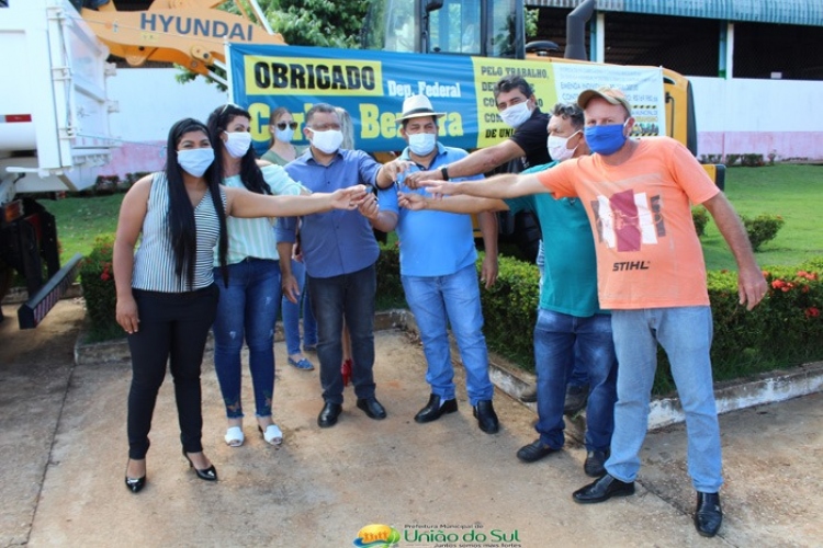 Vereadores participam de ato de entrega de maquinários em União do Sul